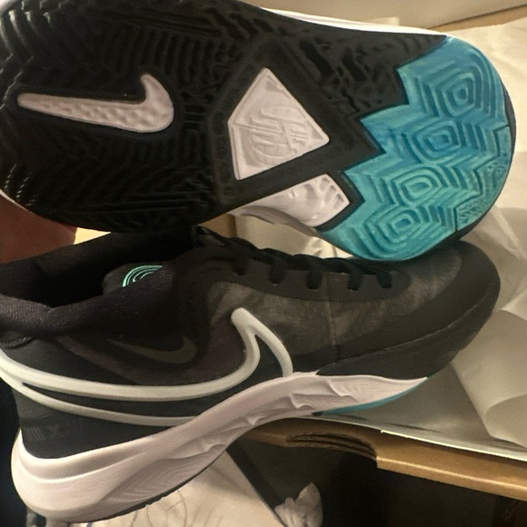 Nike Kyrie 8, boys size 3y - Picture 8 of 9